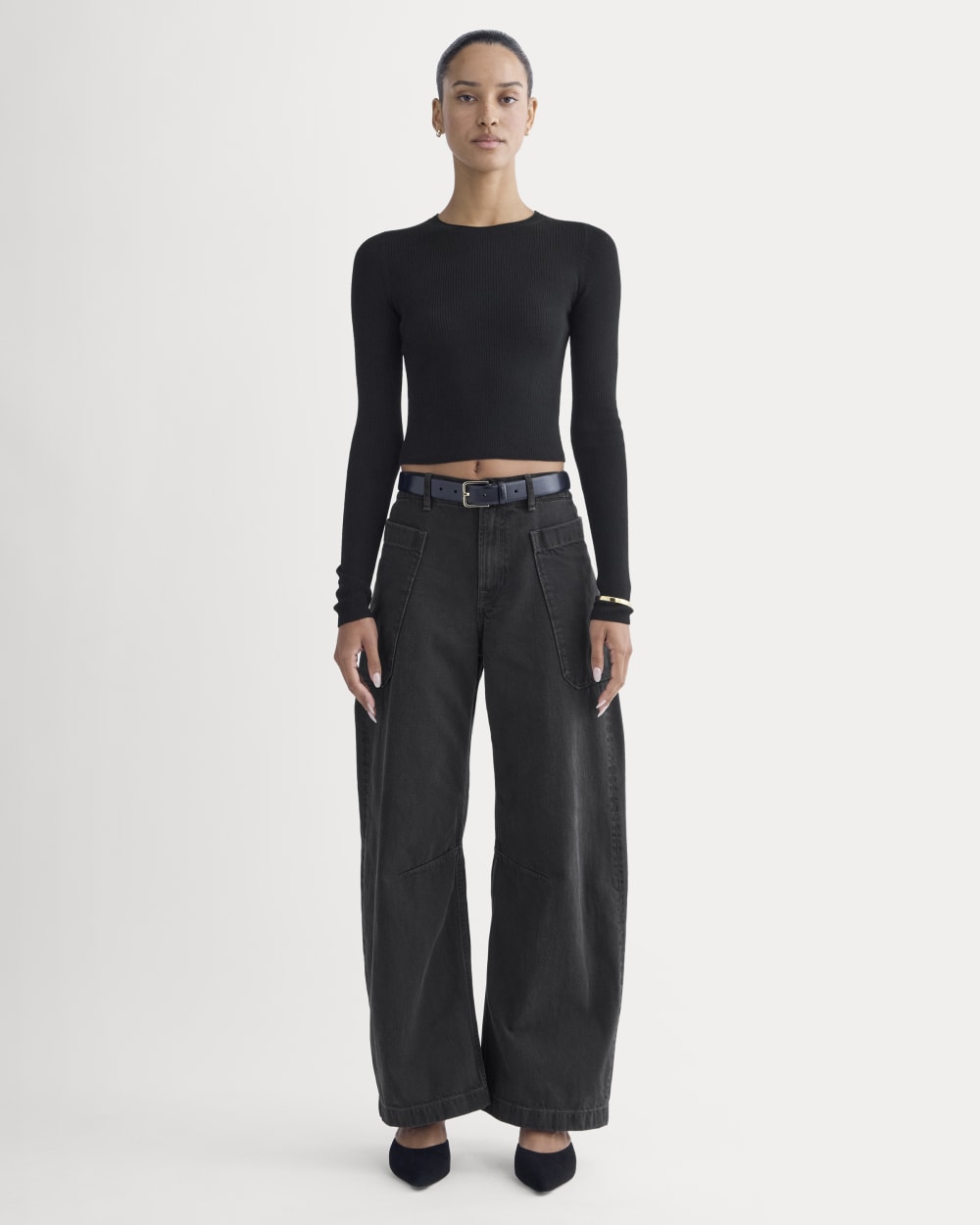 Czarne jeans wide leg – modne i stylowe