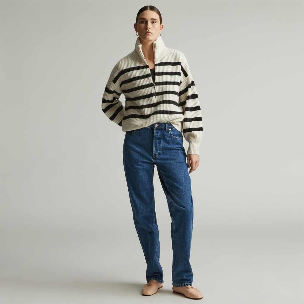 Sweter w paski z półzamkiem – casual i modny