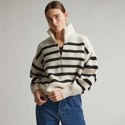Sweter w paski z półzamkiem – casual i modny