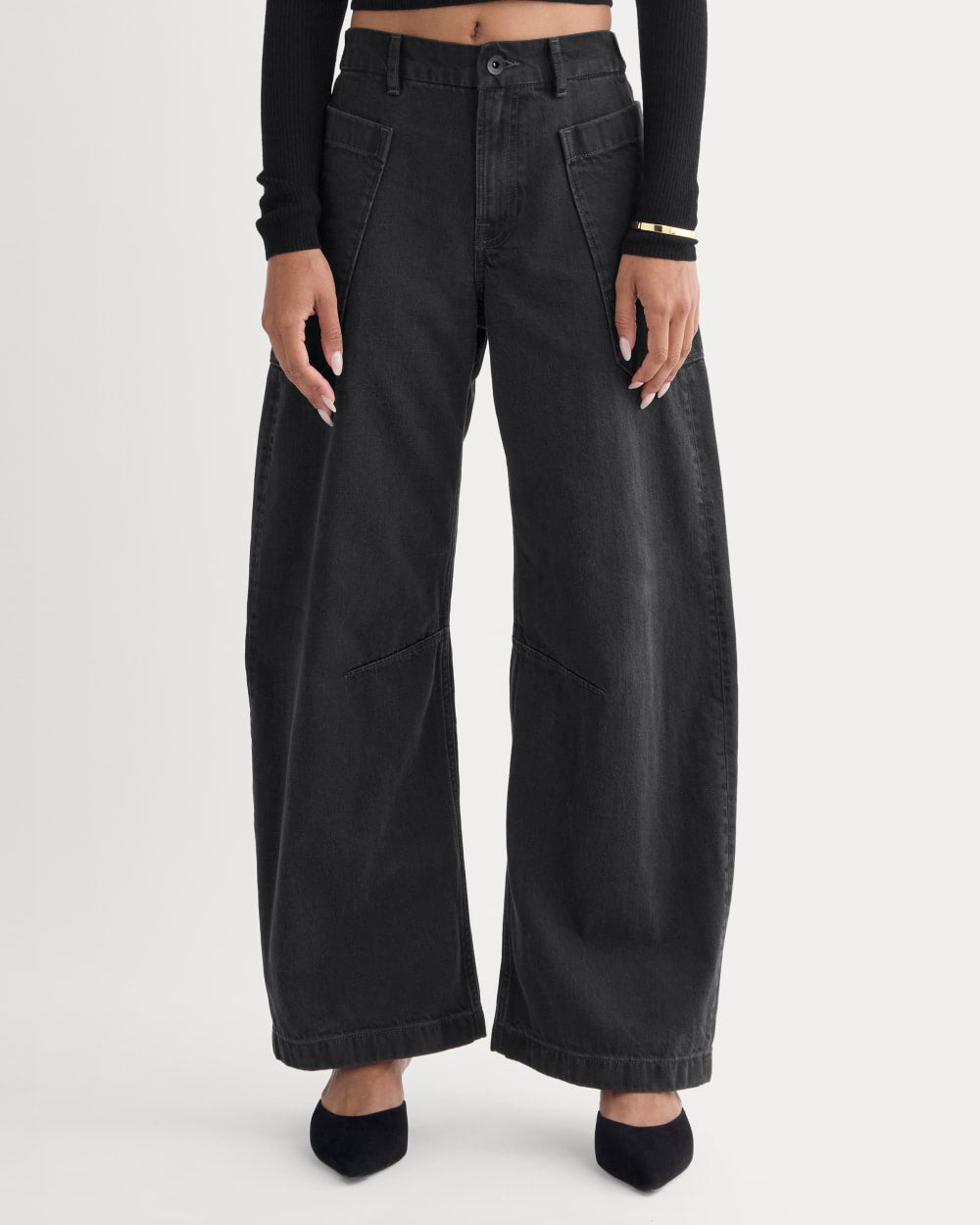 Czarne jeans wide leg – modne i stylowe