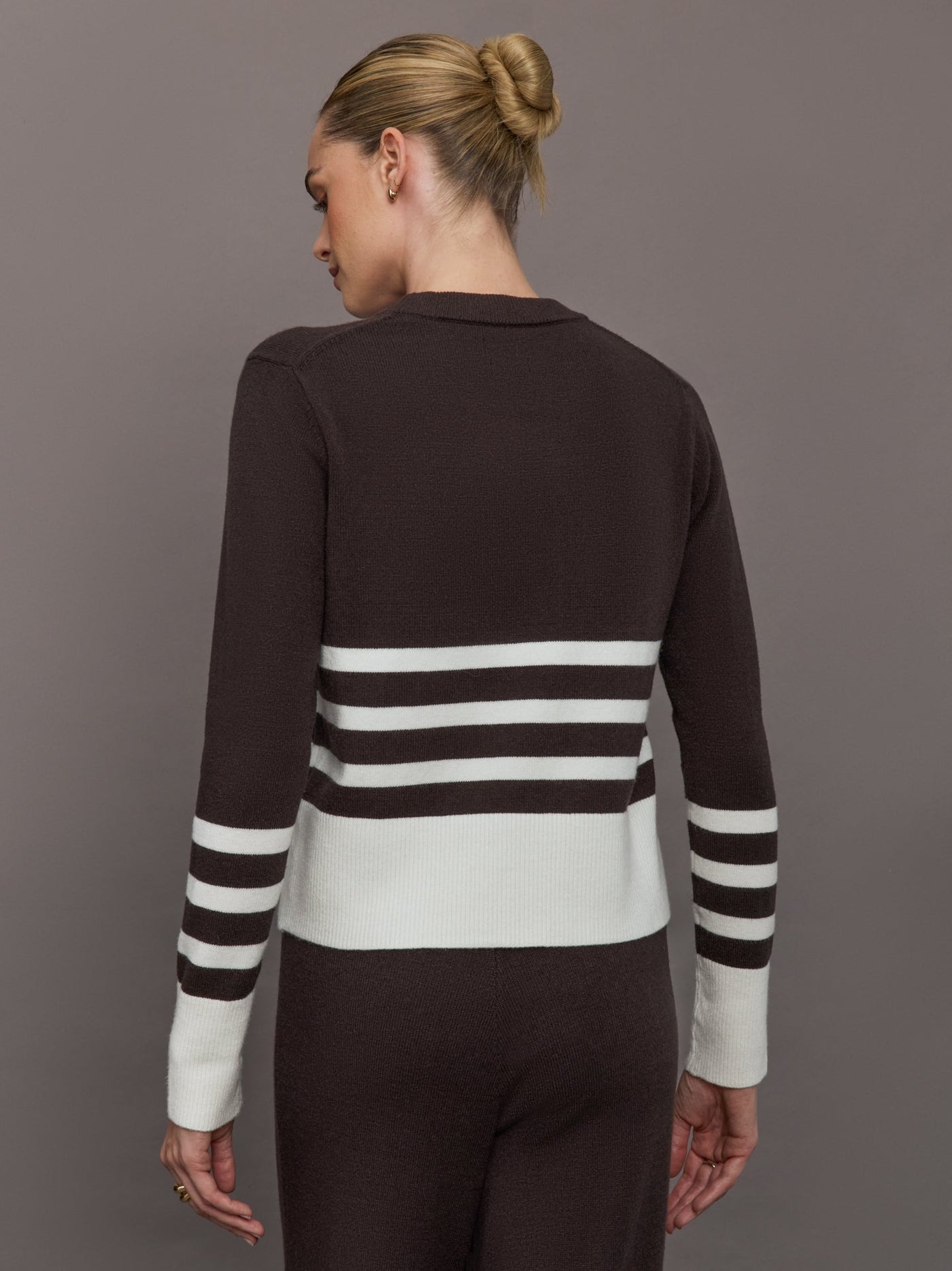 Damski sweter w paski – ciepło i elegancja na co dzień