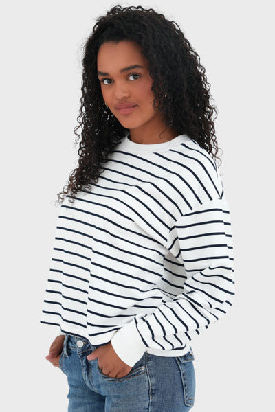 Sweter w paski – ponadczasowy i casualowy