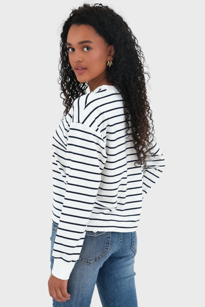 Sweter w paski – ponadczasowy i casualowy