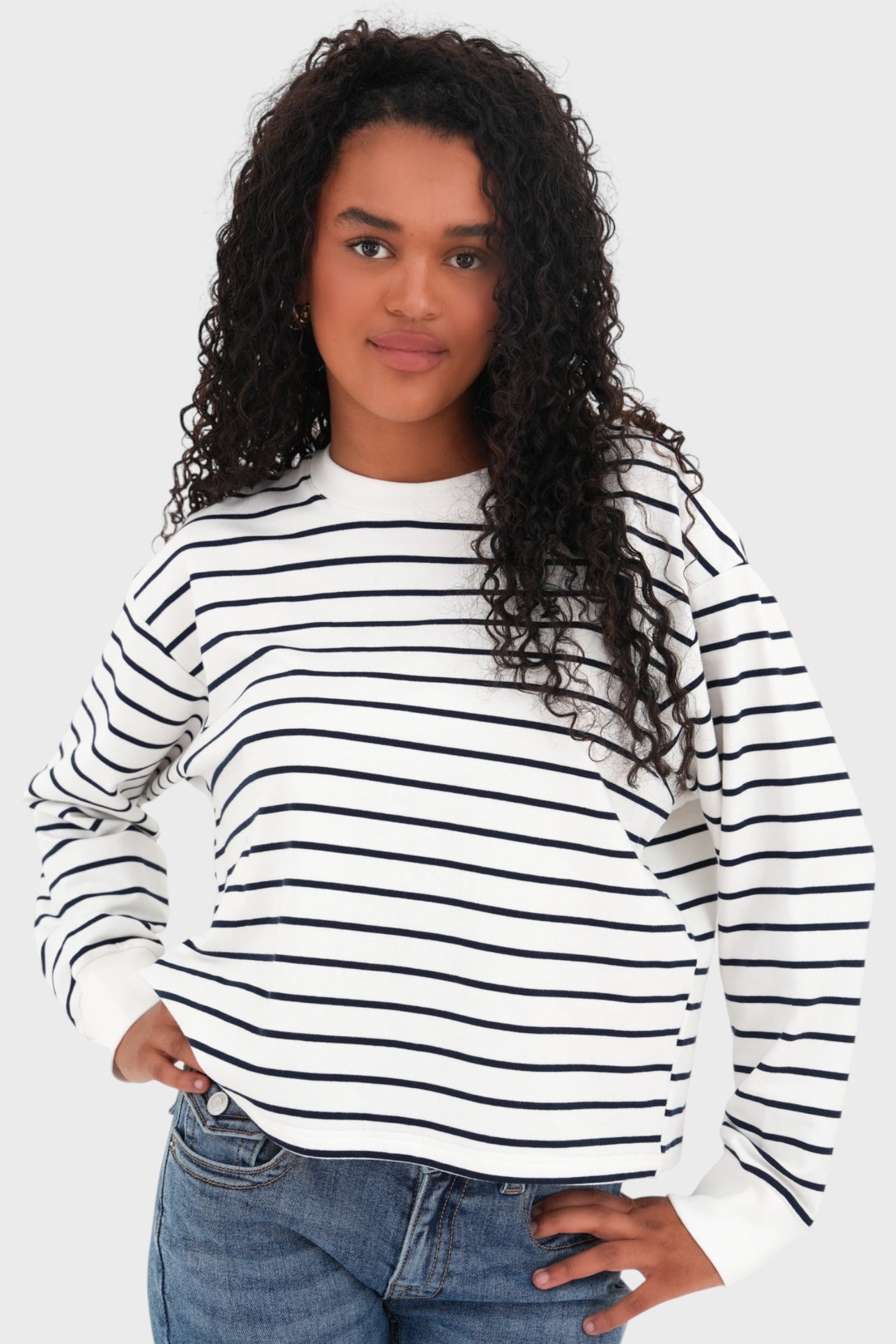 Sweter w paski – ponadczasowy i casualowy