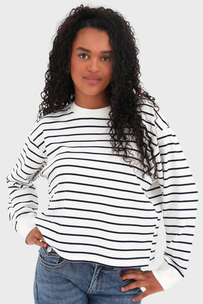 Sweter w paski – ponadczasowy i casualowy