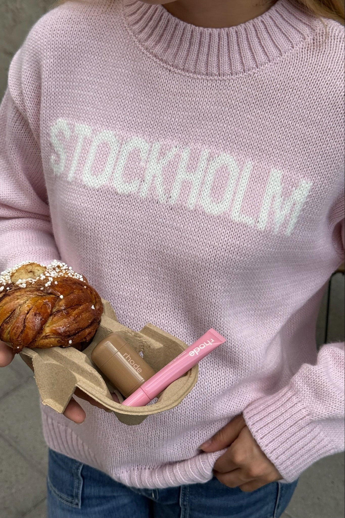 Różowy sweter STOCKHOLM – modny i przytulny