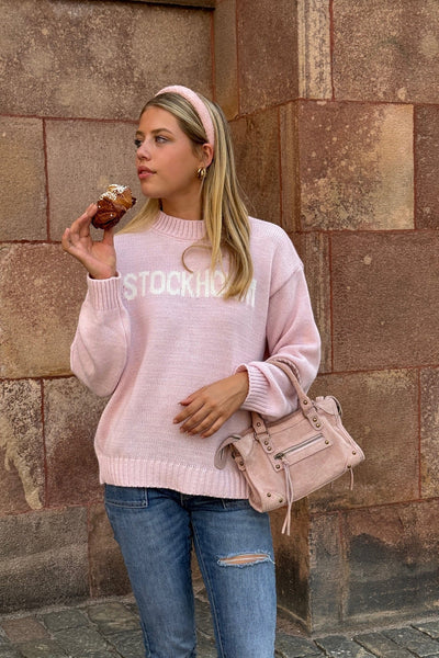 Różowy sweter STOCKHOLM – modny i przytulny