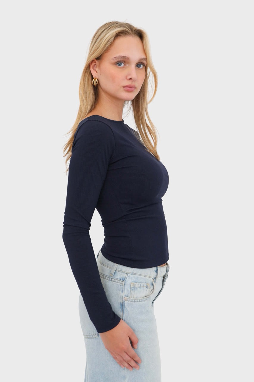 Granatowy basic top – dopasowany i uniwersalny