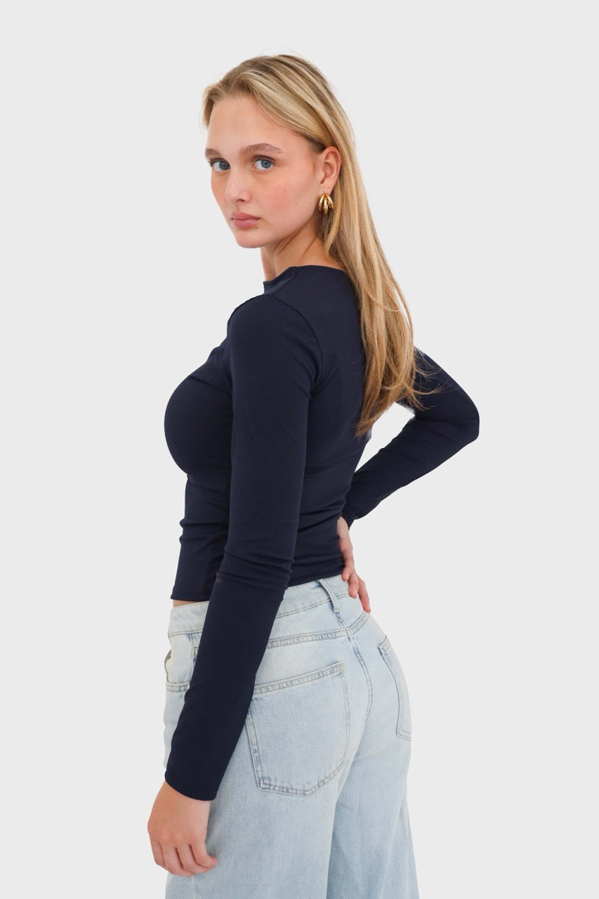 Granatowy basic top – dopasowany i uniwersalny