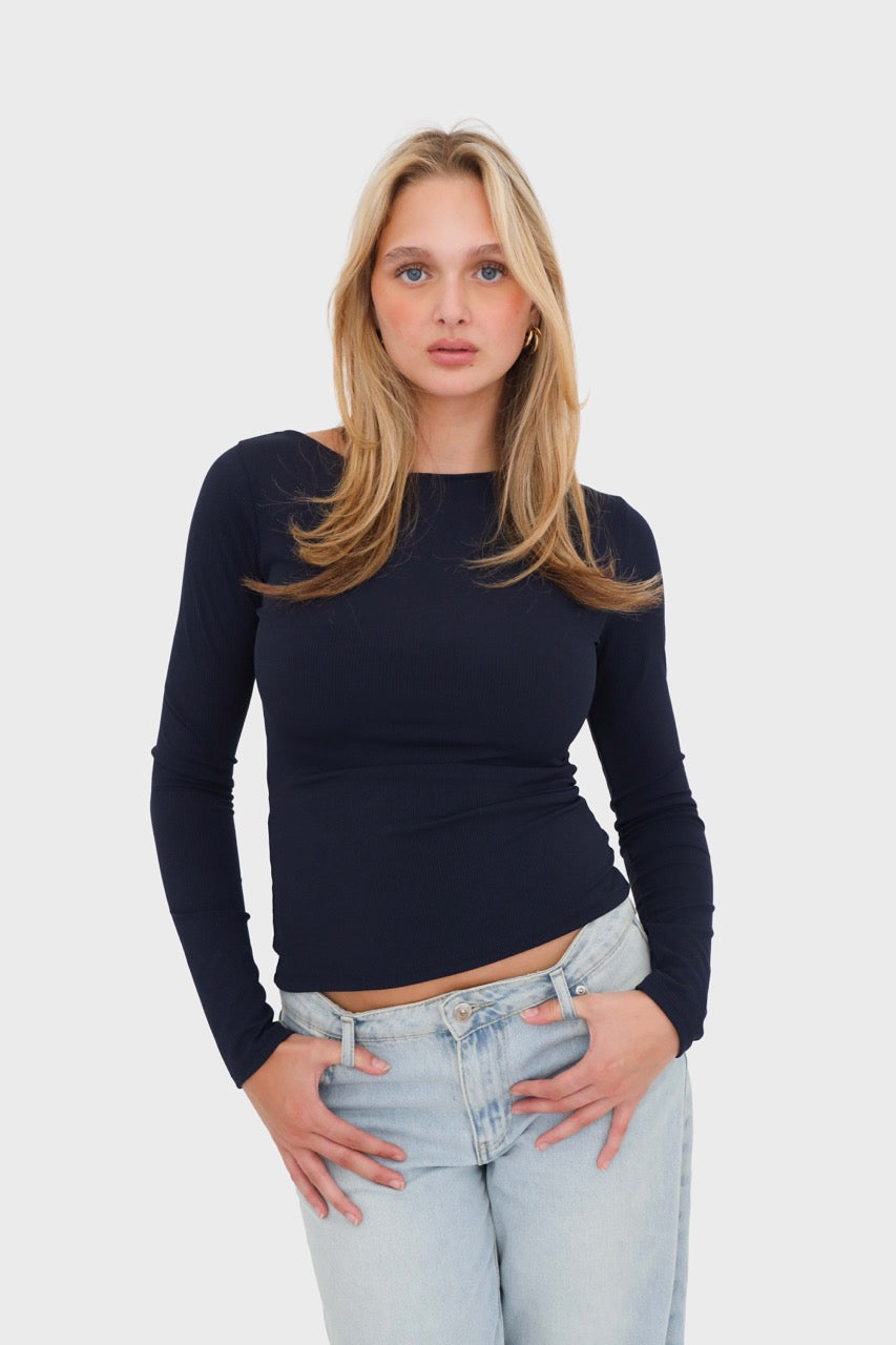 Granatowy basic top – dopasowany i uniwersalny