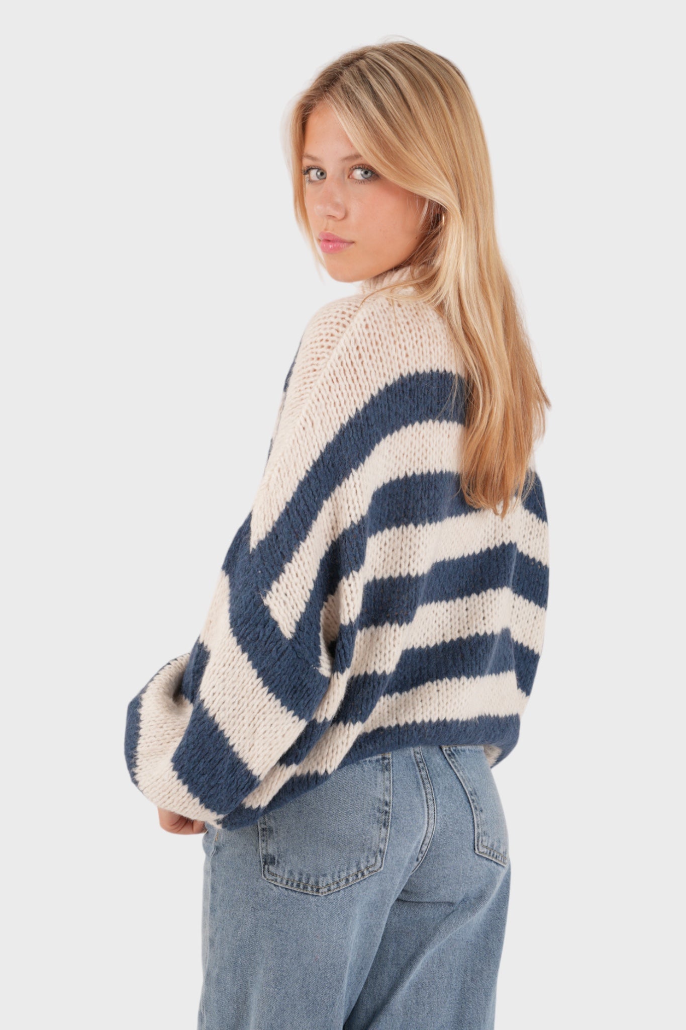 Sweter w paski – wygodny i stylowy