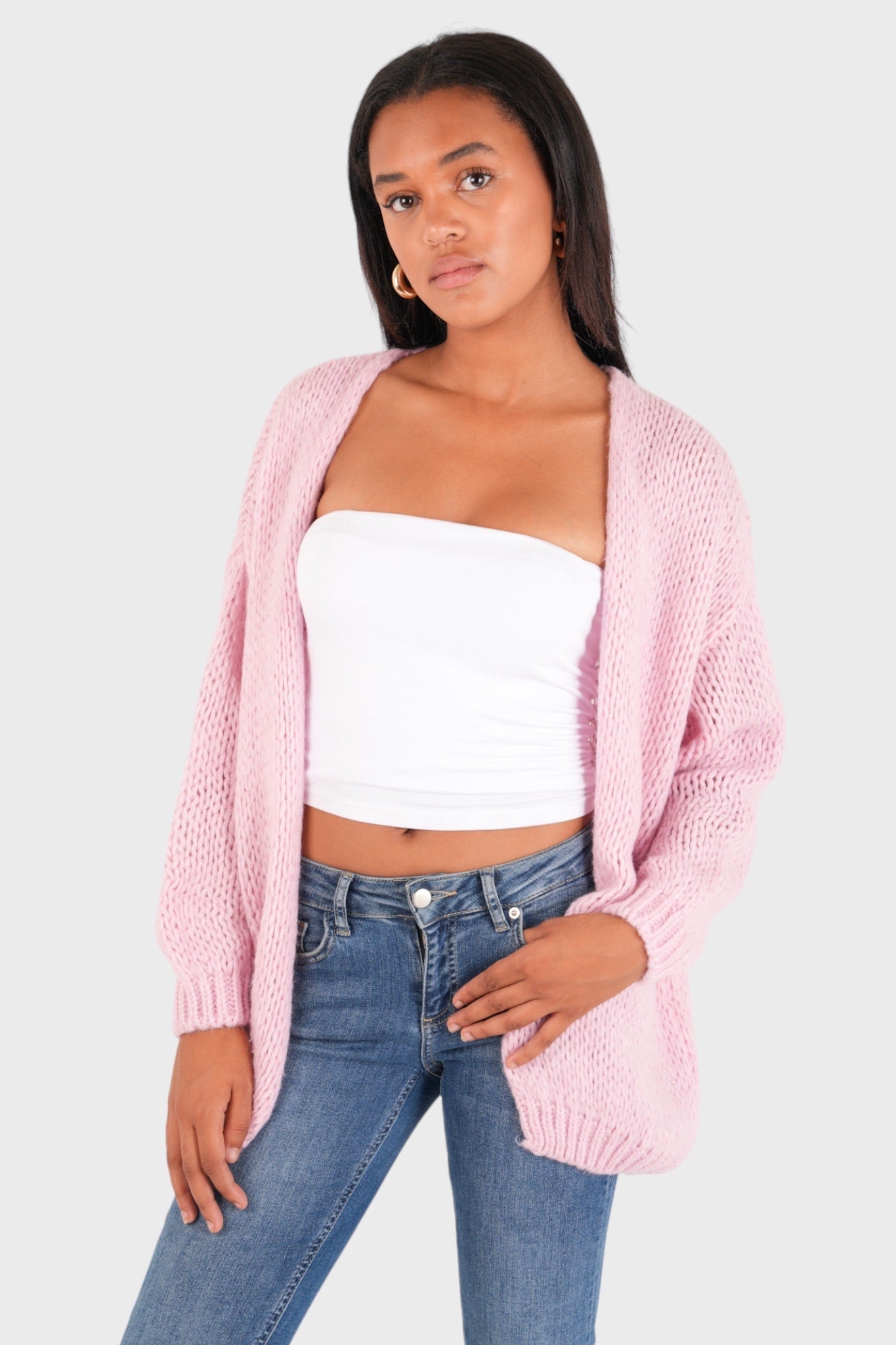 Sweterek w kolorze baby pink – delikatny i kobiecy
