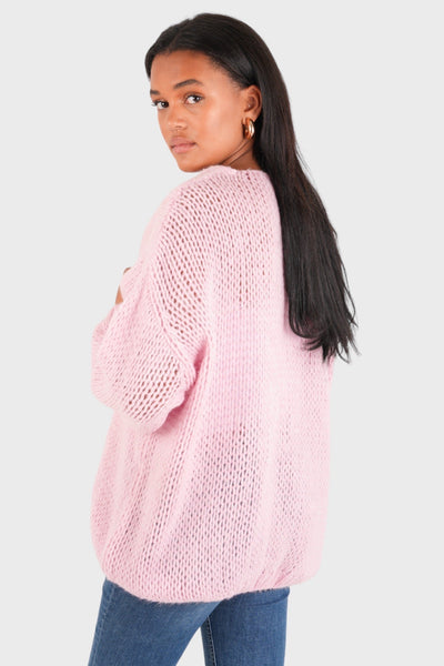Sweterek w kolorze baby pink – delikatny i kobiecy