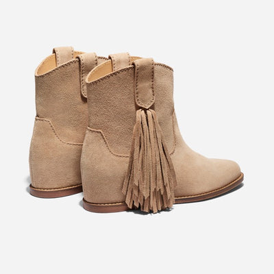 Beżowe zamszowe botki z frędzlami – boho i stylowe