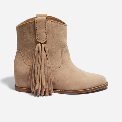 Beżowe zamszowe botki z frędzlami – boho i stylowe
