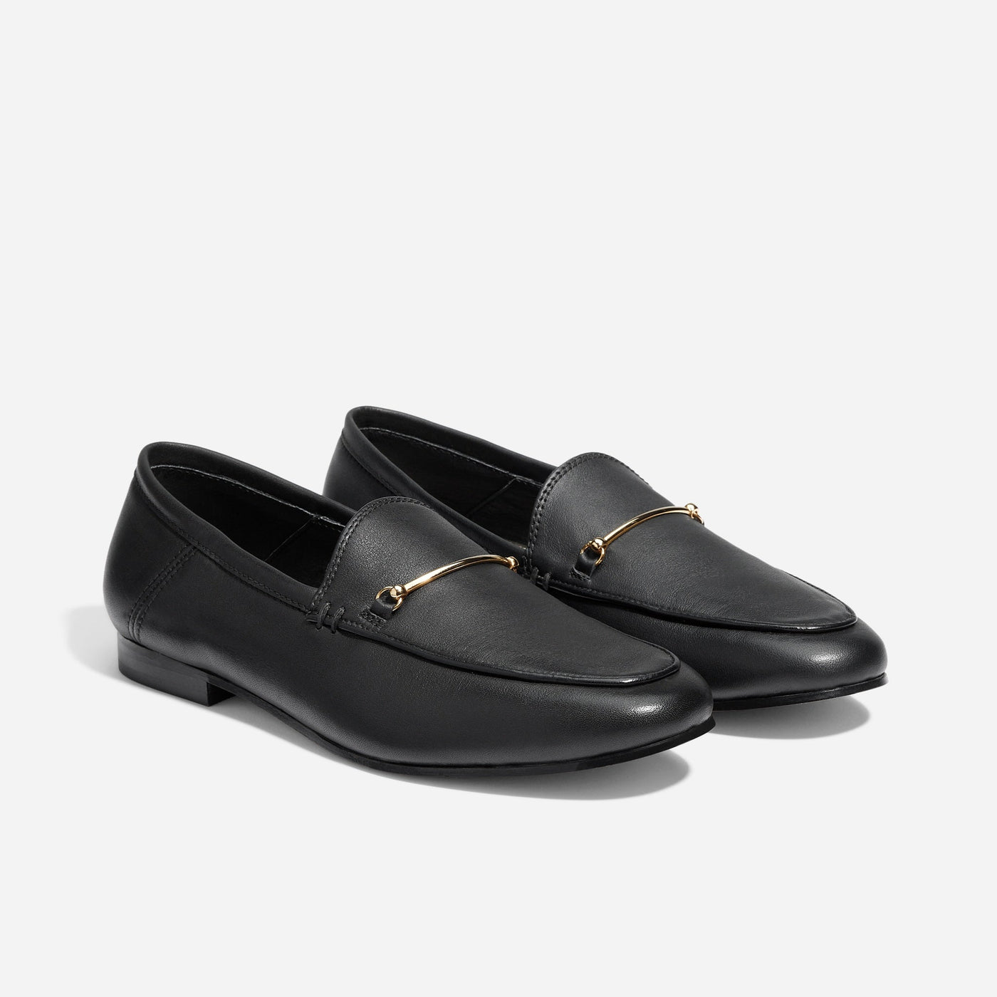 Czarne loafersy ze złotym detalem – stylowe i ponadczasowe