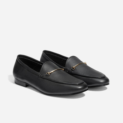 Czarne loafersy ze złotym detalem – stylowe i ponadczasowe