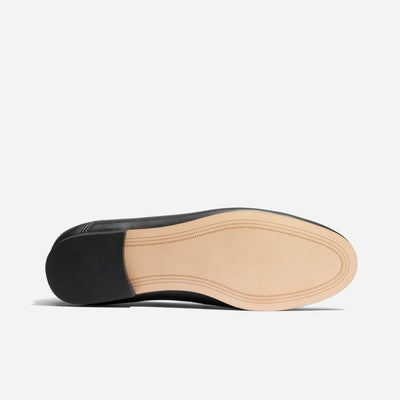 Czarne loafersy ze złotym detalem – stylowe i ponadczasowe