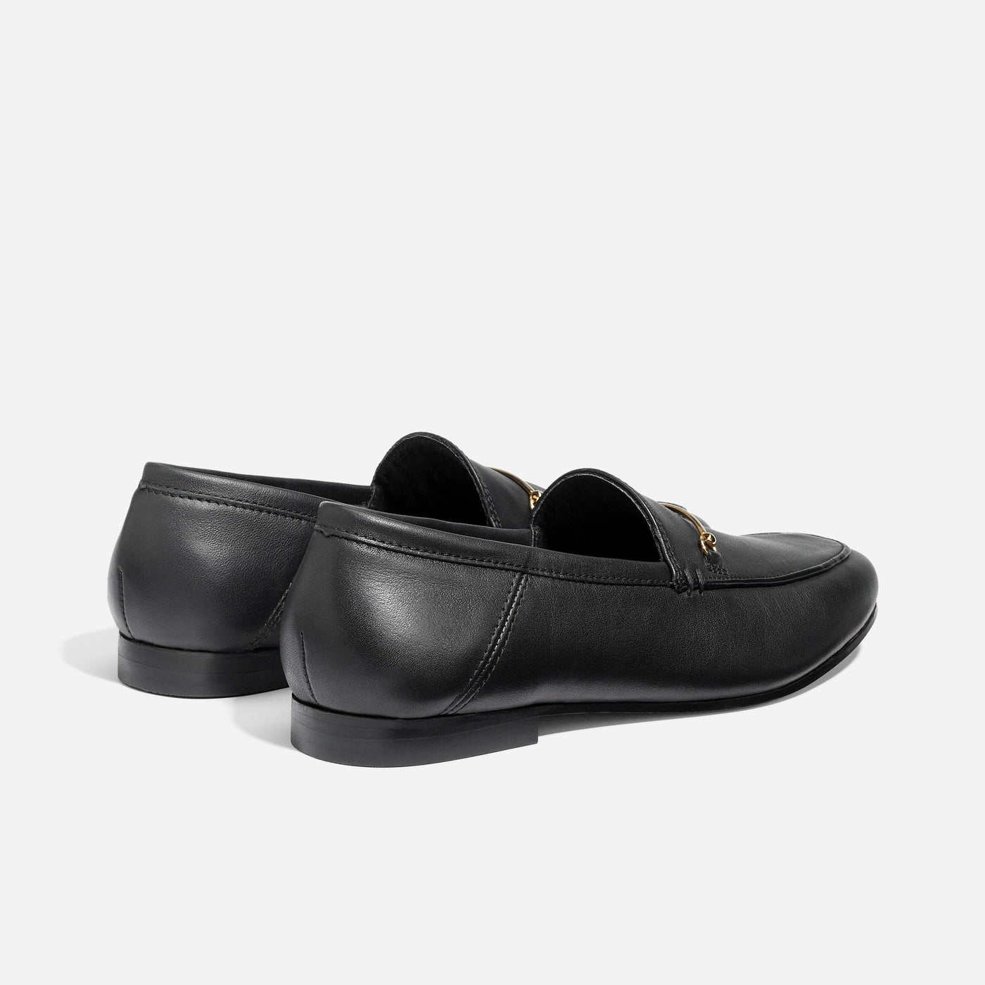 Czarne loafersy ze złotym detalem – stylowe i ponadczasowe