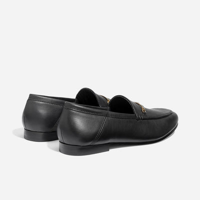 Czarne loafersy ze złotym detalem – stylowe i ponadczasowe
