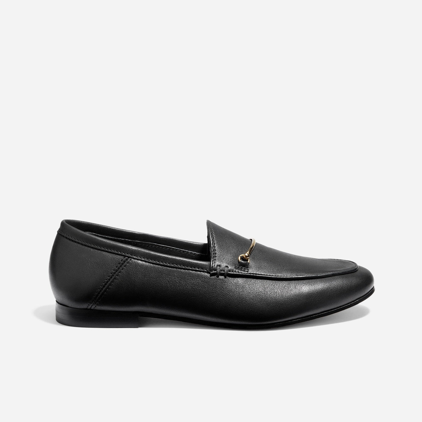 Czarne loafersy ze złotym detalem – stylowe i ponadczasowe