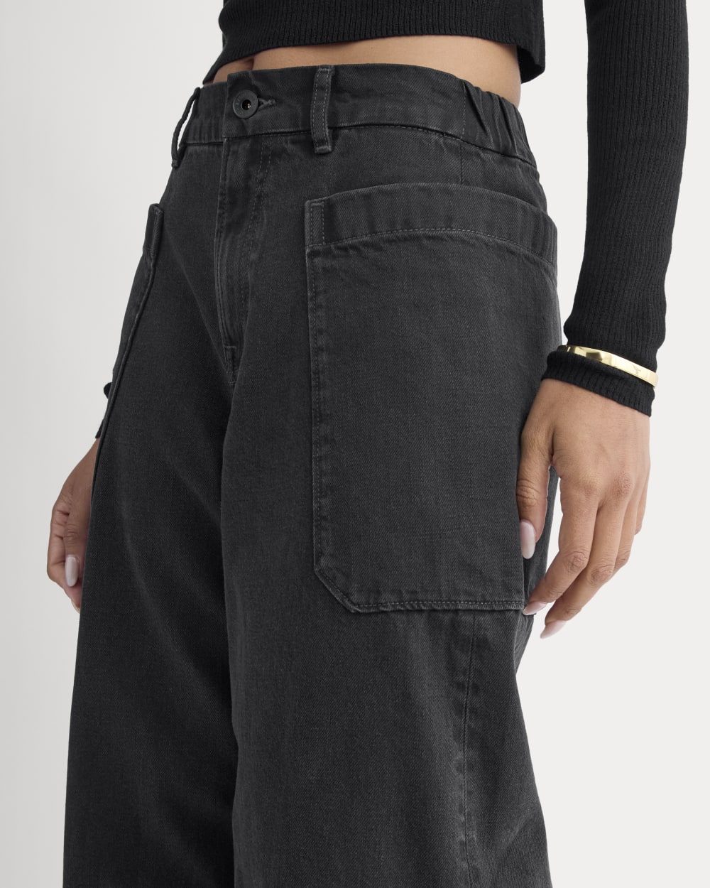 Czarne jeans wide leg – modne i stylowe