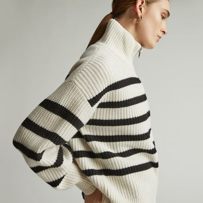 Sweter w paski z półzamkiem – casual i modny