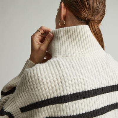 Sweter w paski z półzamkiem – casual i modny