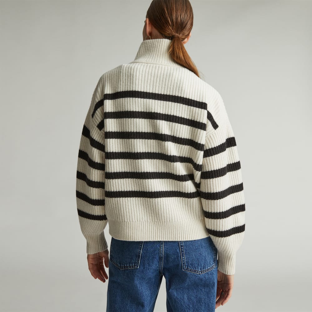Sweter w paski z półzamkiem – casual i modny